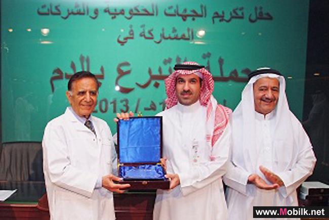 المستشفى التخصصي يكرم الاتصالات السعودية لمساهمتها الفاعلة بحملات التبرع بالدم