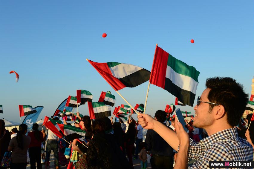 دو ترفع علم الاتحاد عالياً في سماء الإمارات العربية المتحدة خلال عرض جوي مذهل احتفالاً بيوم العلم