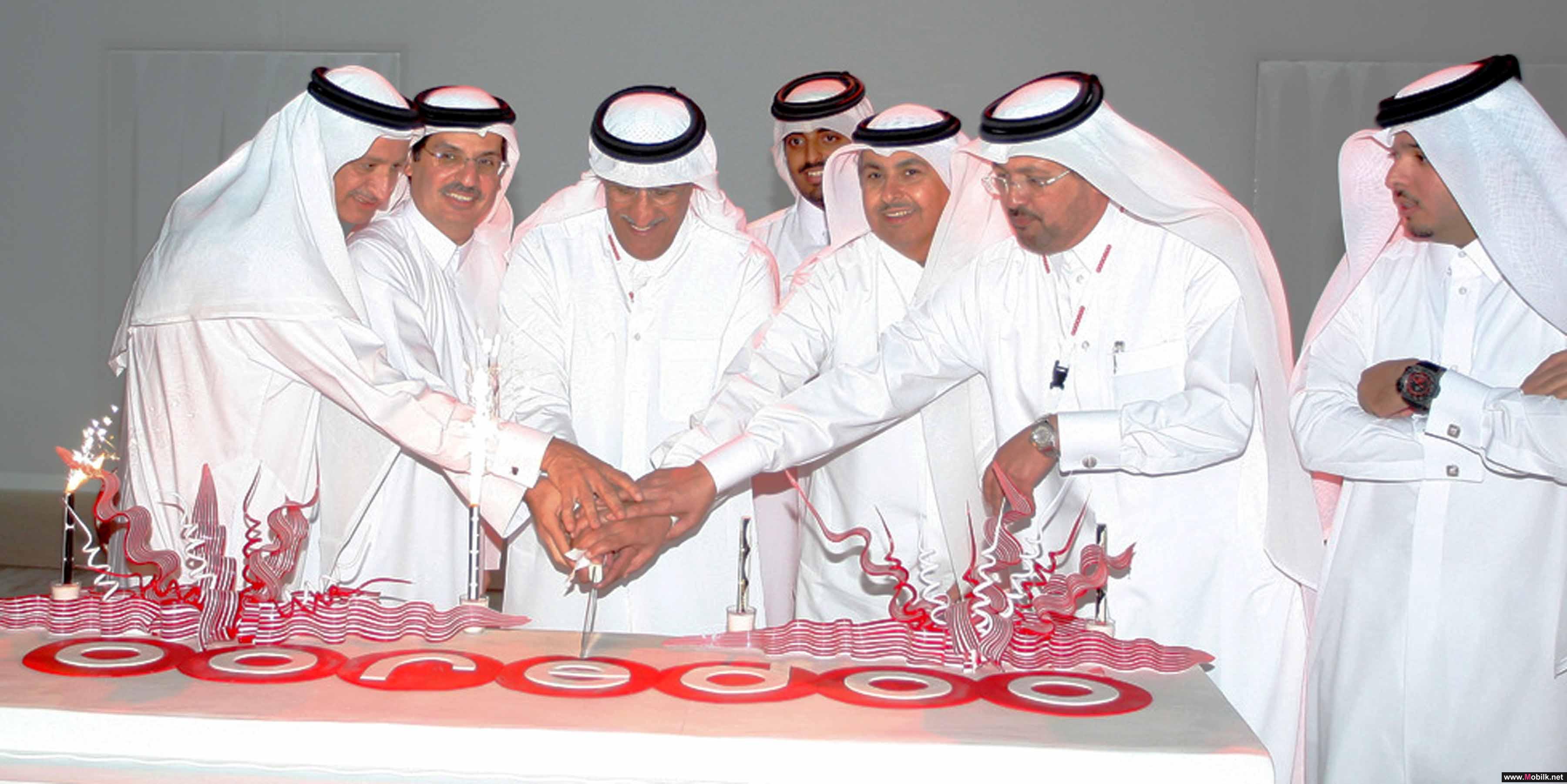 سعادة الشيخ عبدالله بن محمد بن سعود آل ثاني رئيس مجلس إدارة Ooredoo وعدد من كبار مسؤولي الشركة يقطعون الكعكة الخاصة بتغيير العلامة التجارية أثناء الاحتفال