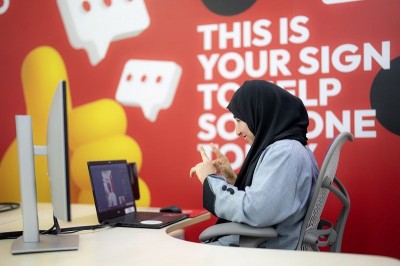 Ooredoo تُعزّز خدمة العملاء بلغة الإشارة احتفاءً باليوم العالمي